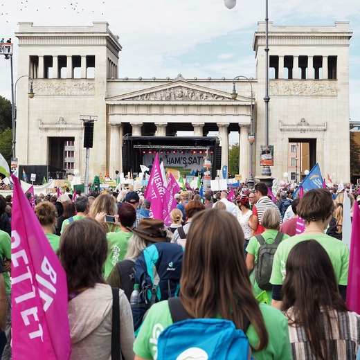 Mia ham´s satt-Demonstranten am Königsplatz